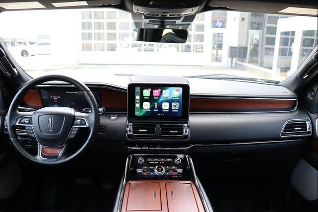 Photo of 2020 Silver Radiance Lincoln Navigator