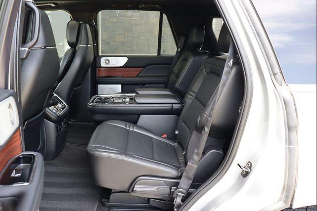 Photo of 2020 Silver Radiance Lincoln Navigator