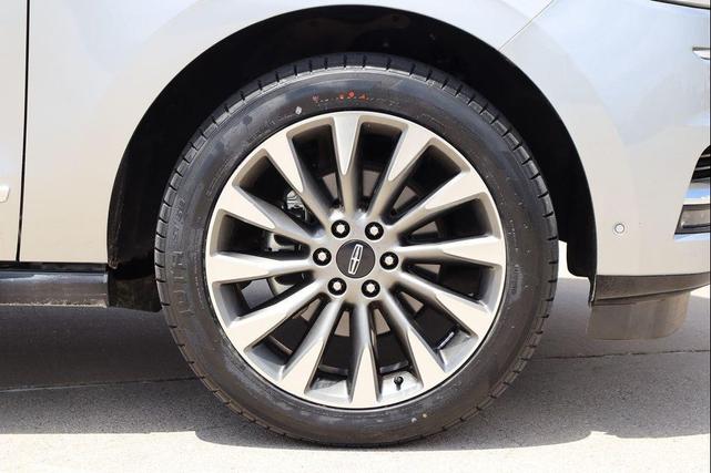 Photo of 2020 Silver Radiance Lincoln Navigator