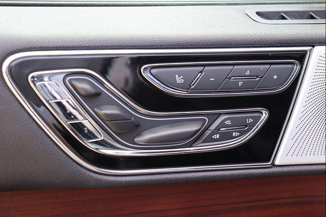 Photo of 2020 Silver Radiance Lincoln Navigator
