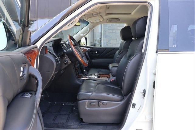 Photo of 2017 Majestic White INFINITI QX80