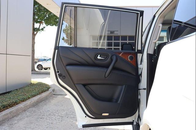 Photo of 2017 Majestic White INFINITI QX80