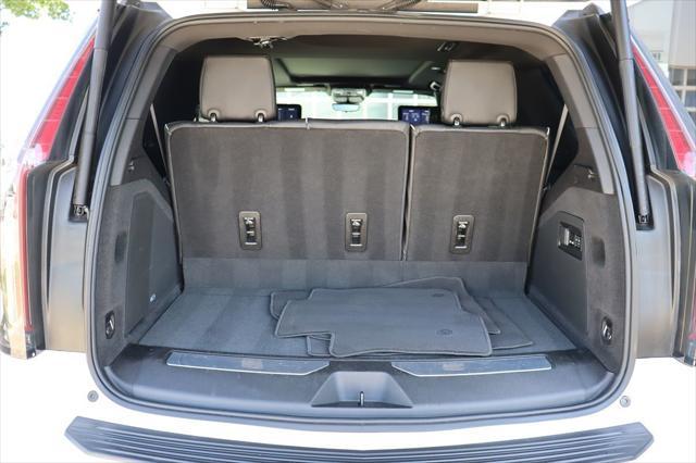 Photo of 2021 Crystal White Tricoat Cadillac Escalade
