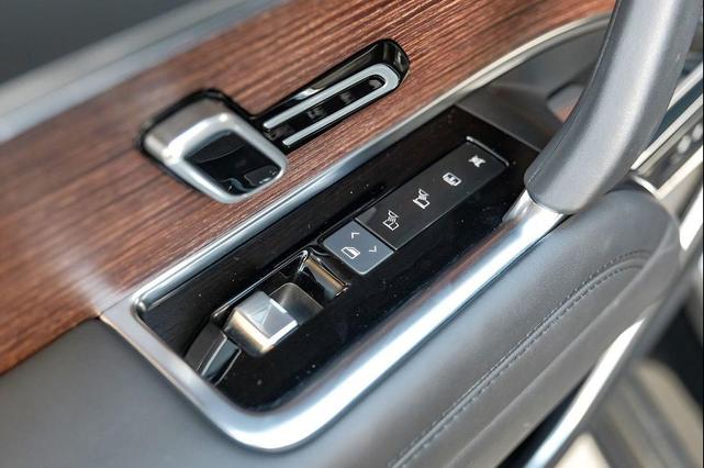 Photo of 2023 Santorini Black Metallic Land Rover Range Rover