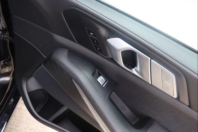 Photo of 2020 Jet Black BMW X7