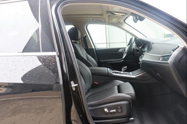 Photo of 2020 Jet Black BMW X7