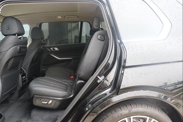 Photo of 2020 Jet Black BMW X7