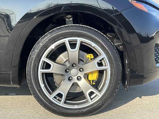 Photo of 2017 Nero Maserati Levante
