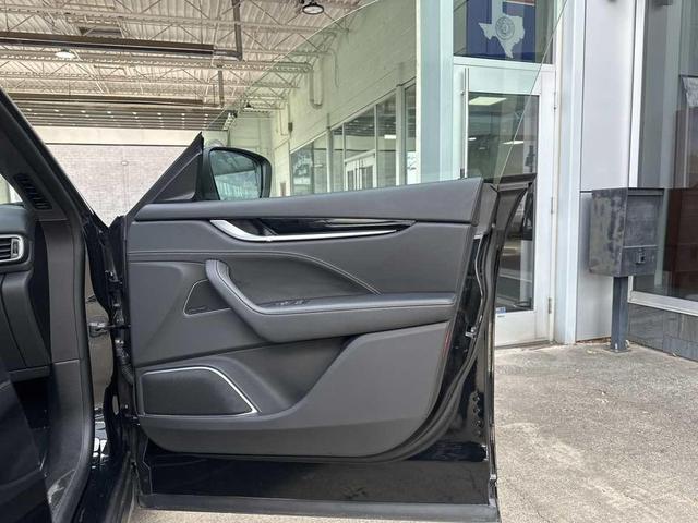 Photo of 2017 Nero Maserati Levante