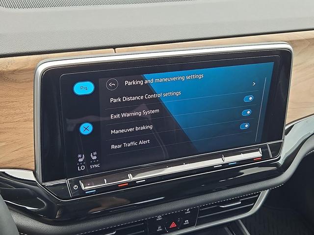 Photo of 2024 Pure White Volkswagen Atlas