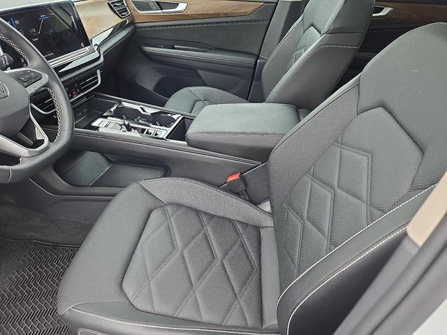 Photo of 2024 Pure White Volkswagen Atlas