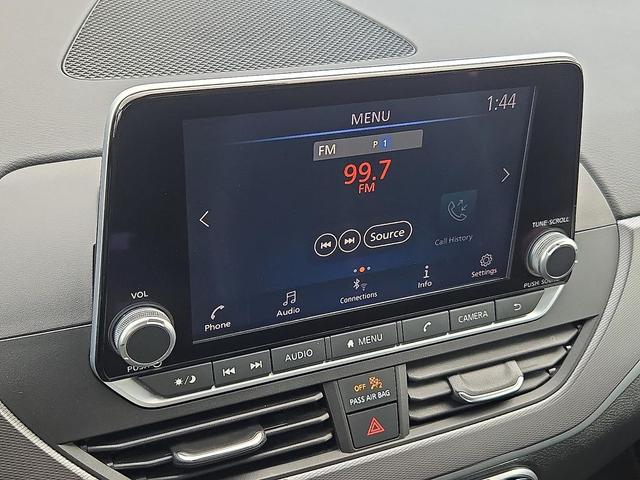 Photo of 2023 Glacier White Nissan Altima