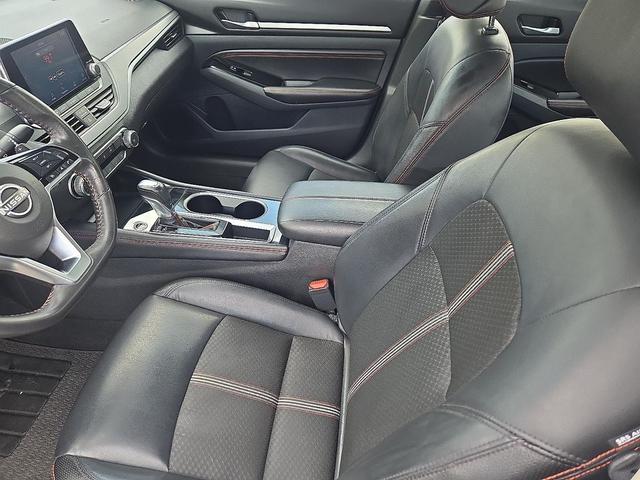 Photo of 2023 Glacier White Nissan Altima