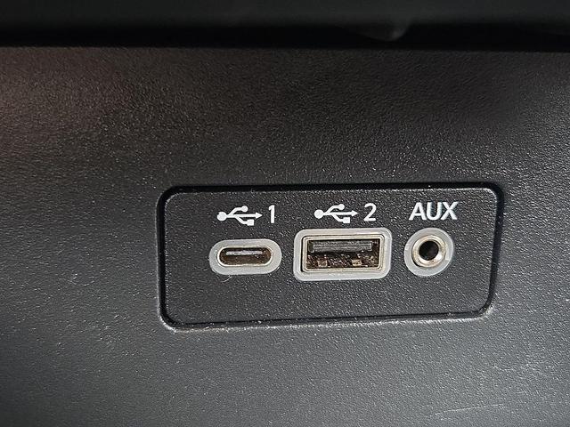 Photo of 2023 Glacier White Nissan Altima
