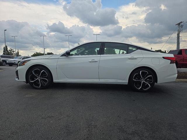 Photo of 2023 Glacier White Nissan Altima