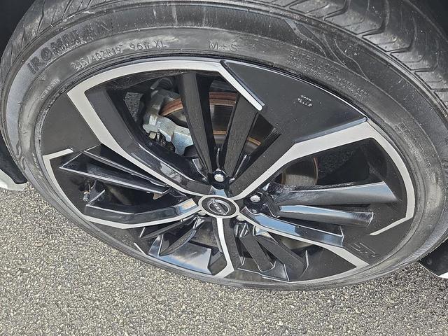 Photo of 2023 Glacier White Nissan Altima