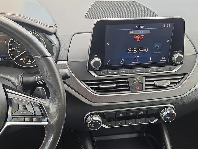 Photo of 2023 Glacier White Nissan Altima