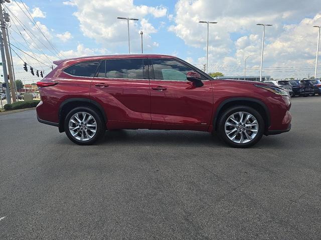 Photo of 2022 Ruby Flare Pearl Toyota Highlander Hybrid