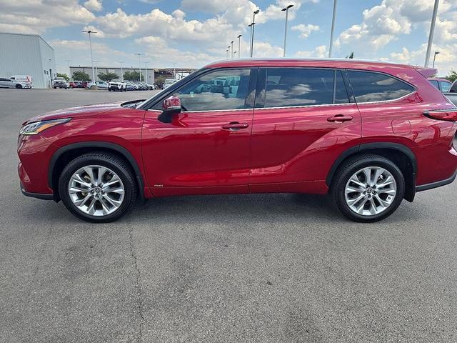 Photo of 2022 Ruby Flare Pearl Toyota Highlander Hybrid