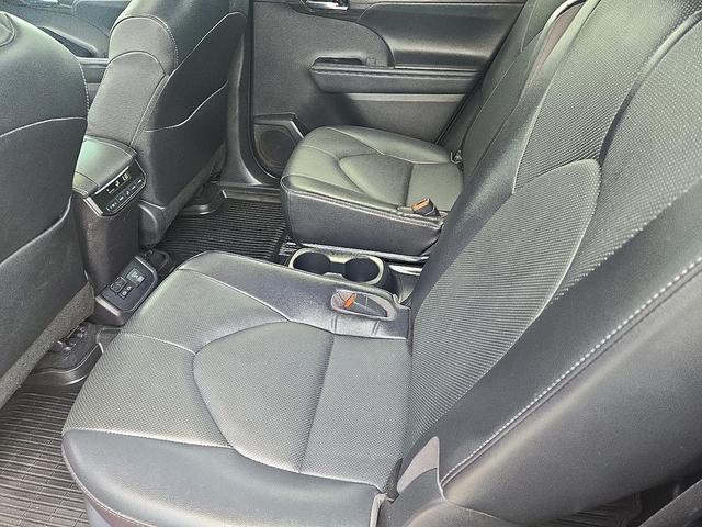Photo of 2022 Ruby Flare Pearl Toyota Highlander Hybrid