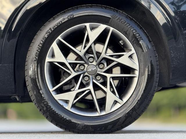 Photo of 2022 Vik Black Genesis GV70
