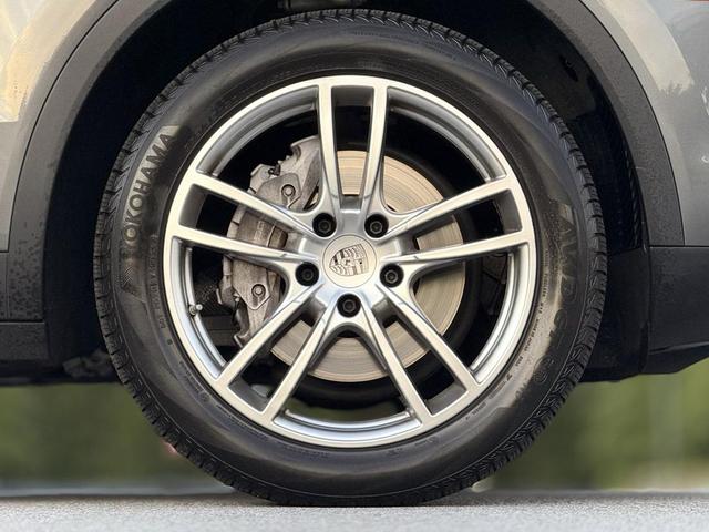 Photo of 2020 Quartzite Grey Metallic Porsche Cayenne
