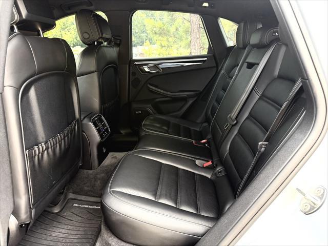 Photo of 2017 Rhodium Silver Metallic Porsche Macan