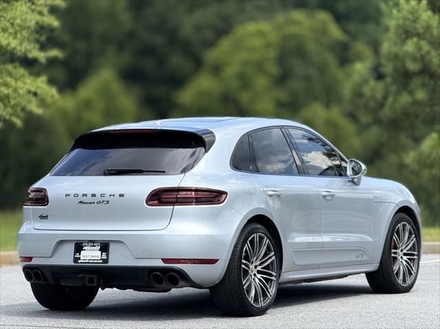 Photo of 2017 Rhodium Silver Metallic Porsche Macan