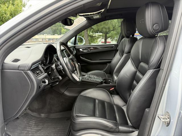 Photo of 2017 Rhodium Silver Metallic Porsche Macan