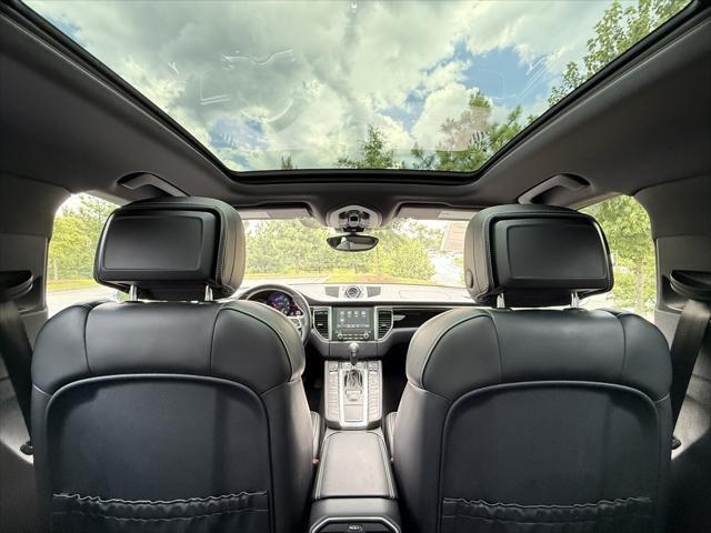Photo of 2017 Rhodium Silver Metallic Porsche Macan