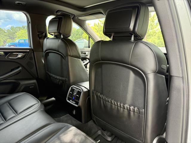 Photo of 2017 Rhodium Silver Metallic Porsche Macan