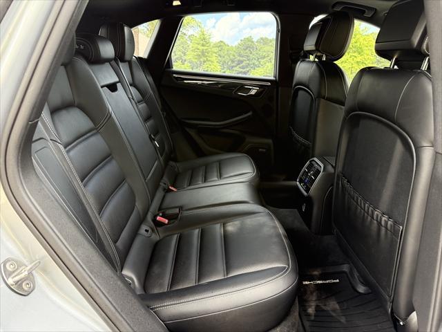Photo of 2017 Rhodium Silver Metallic Porsche Macan