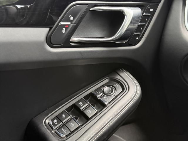 Photo of 2017 Rhodium Silver Metallic Porsche Macan