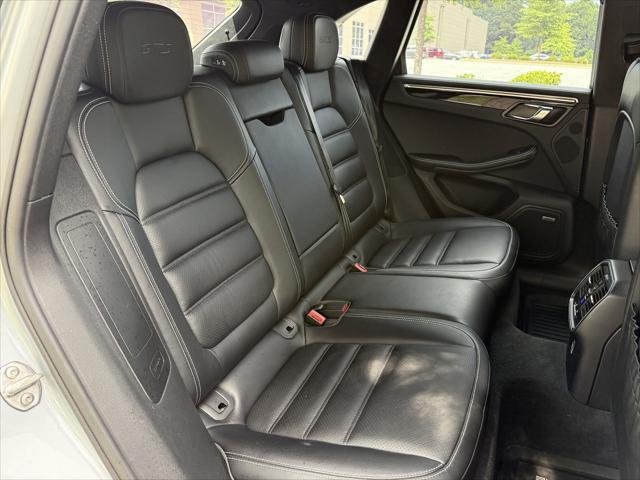 Photo of 2017 Rhodium Silver Metallic Porsche Macan