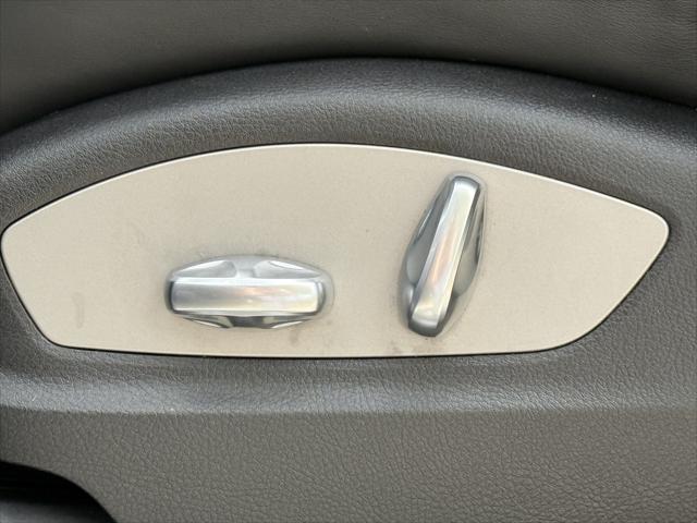 Photo of 2017 Rhodium Silver Metallic Porsche Macan