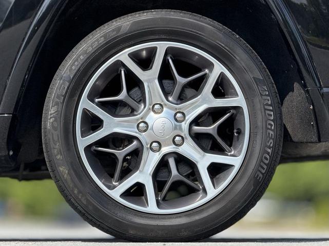 Photo of 2021 Diamond Black Crystal Pearlcoat Jeep Grand Cherokee