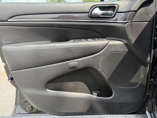 Photo of 2021 Diamond Black Crystal Pearlcoat Jeep Grand Cherokee