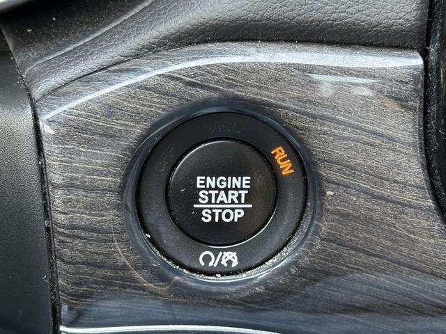 Photo of 2021 Diamond Black Crystal Pearlcoat Jeep Grand Cherokee