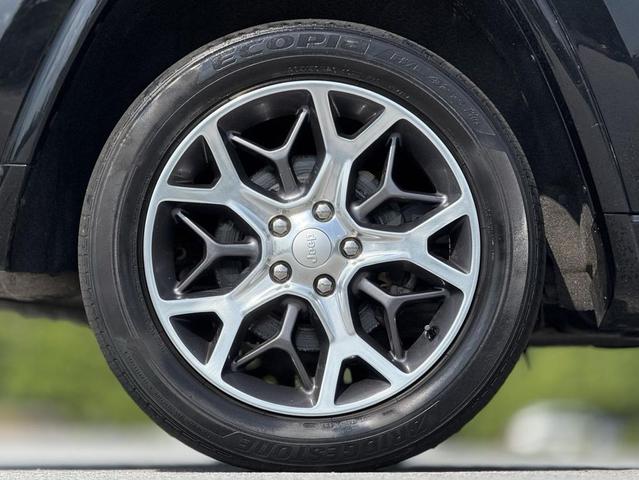 Photo of 2021 Diamond Black Crystal Pearlcoat Jeep Grand Cherokee