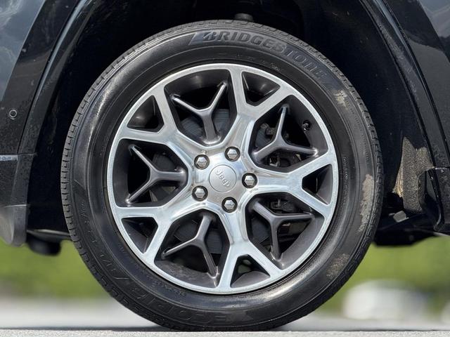 Photo of 2021 Diamond Black Crystal Pearlcoat Jeep Grand Cherokee