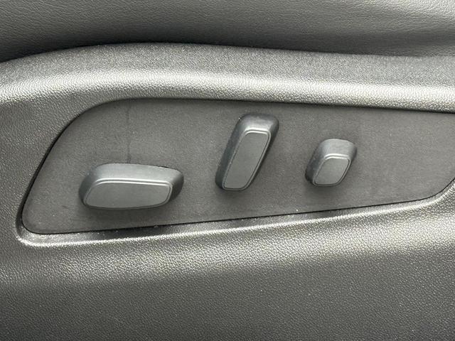 Photo of 2020 Crystal White Tricoat Cadillac XT4