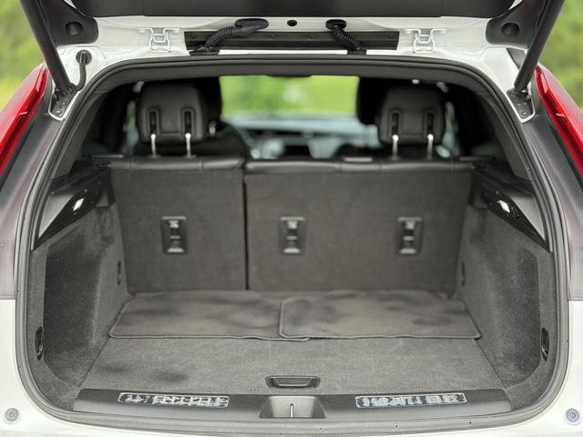 Photo of 2020 Crystal White Tricoat Cadillac XT4