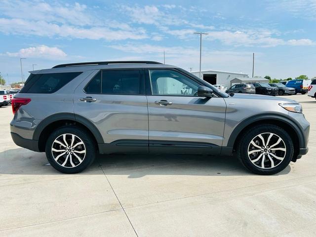 Photo of 2022 Carbonized Gray Metallic Ford Explorer