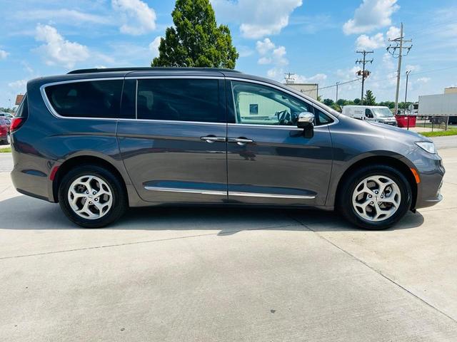 Photo of 2023 Granite Crystal Clearcoat Metallic Chrysler Pacifica