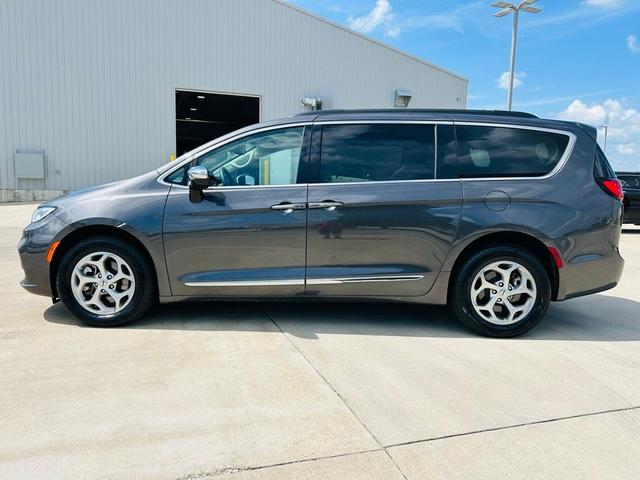 Photo of 2023 Granite Crystal Clearcoat Metallic Chrysler Pacifica
