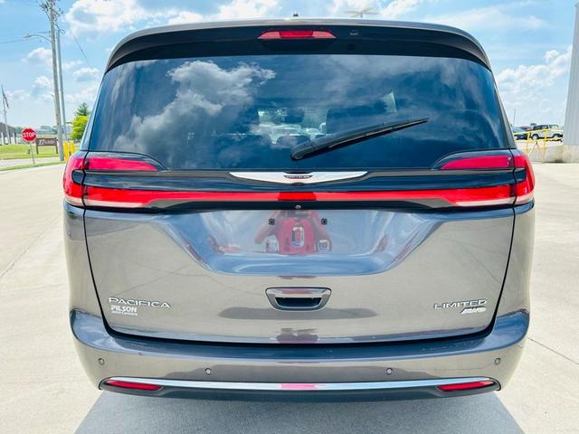 Photo of 2023 Granite Crystal Clearcoat Metallic Chrysler Pacifica