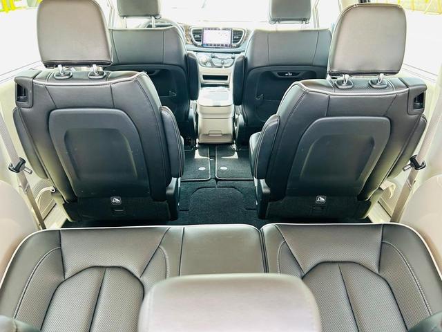 Photo of 2023 Granite Crystal Clearcoat Metallic Chrysler Pacifica