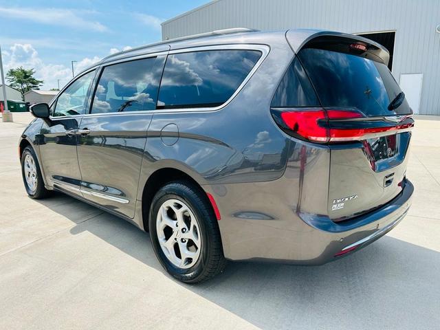 Photo of 2023 Granite Crystal Clearcoat Metallic Chrysler Pacifica