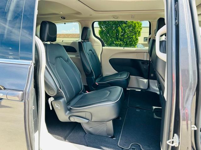 Photo of 2023 Granite Crystal Clearcoat Metallic Chrysler Pacifica
