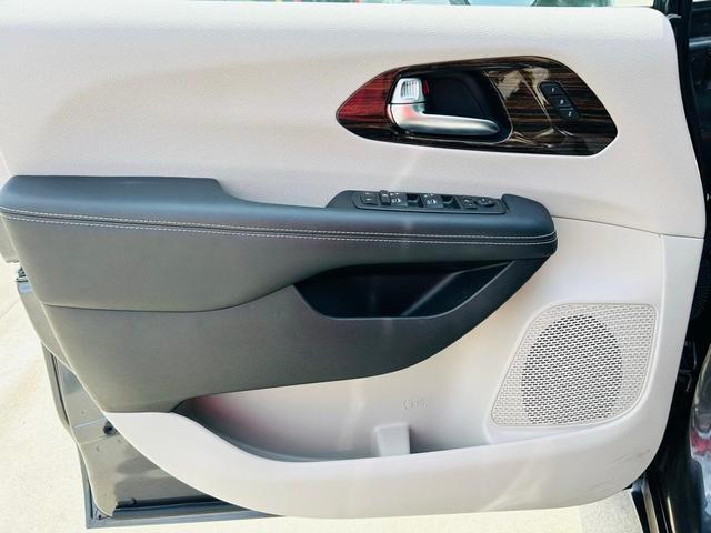 Photo of 2023 Granite Crystal Clearcoat Metallic Chrysler Pacifica